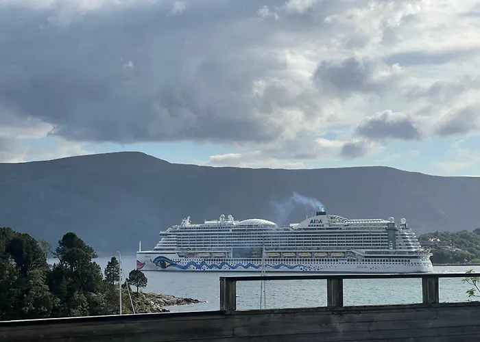 Fjord View In With Free Parking דירה